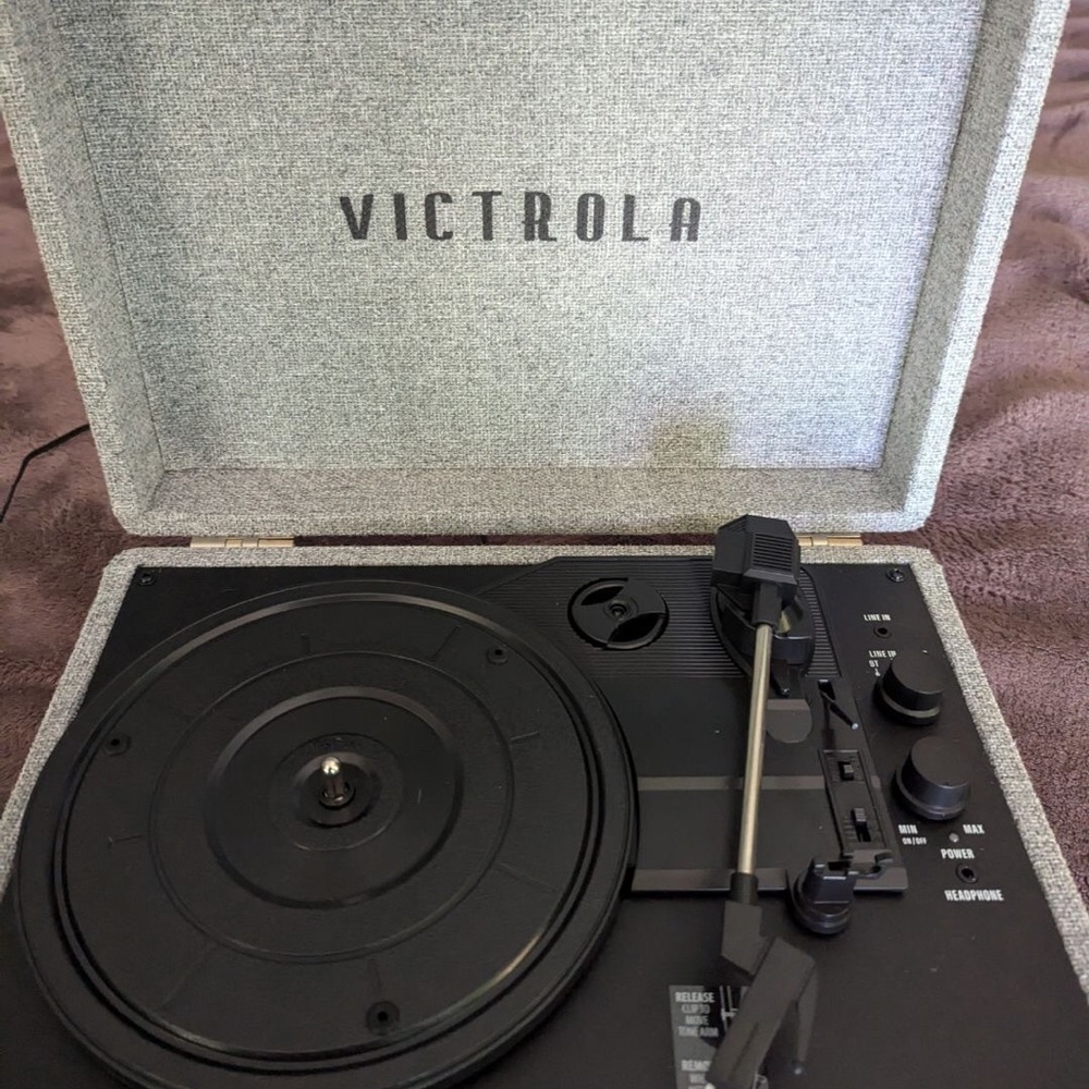 Victrola record player and vinyl/disc sets - Picture 4 of 8